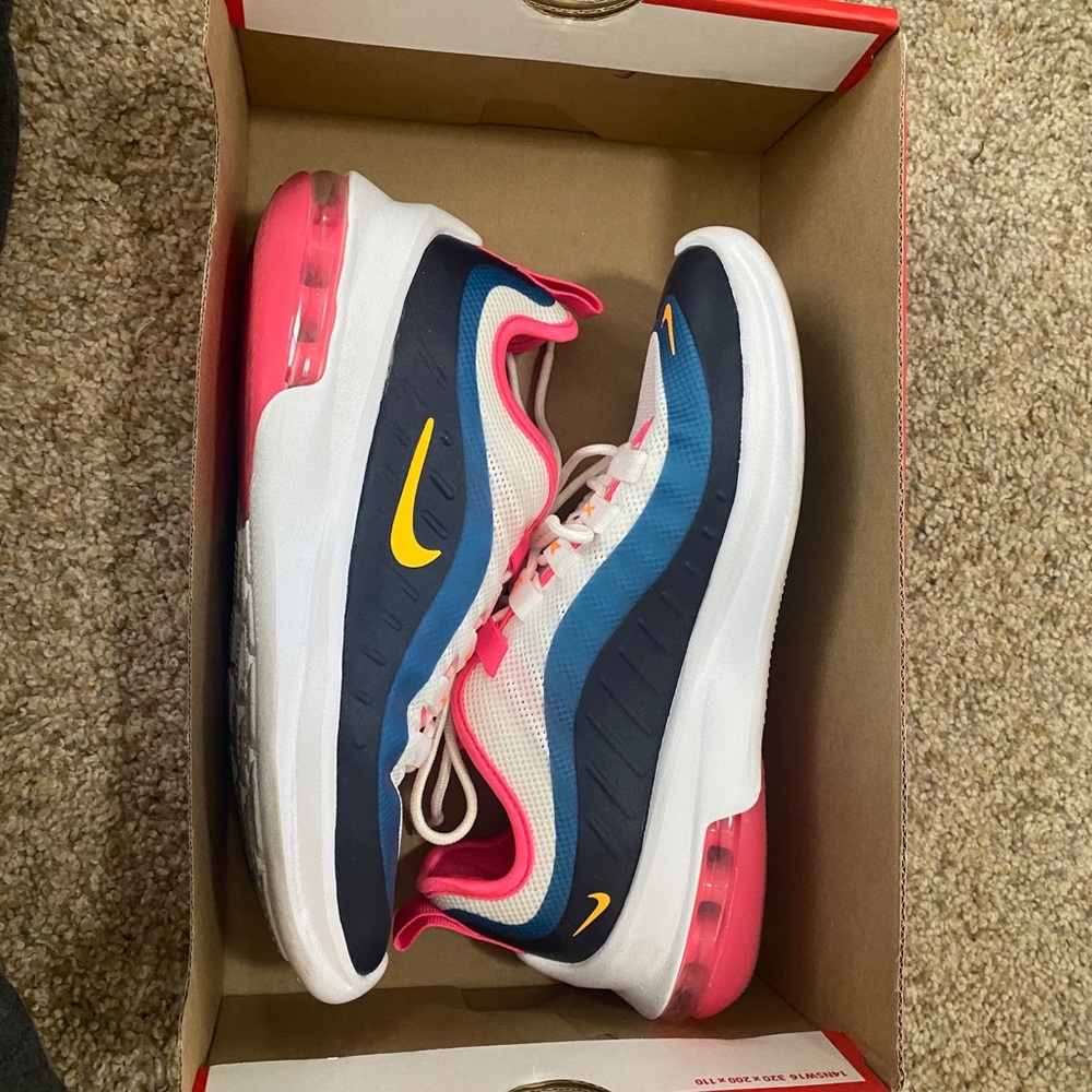 Nike Air Max Axis women’s size 7